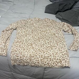 Barely worn Leopard Banana Republic sweater size xl perfect condition